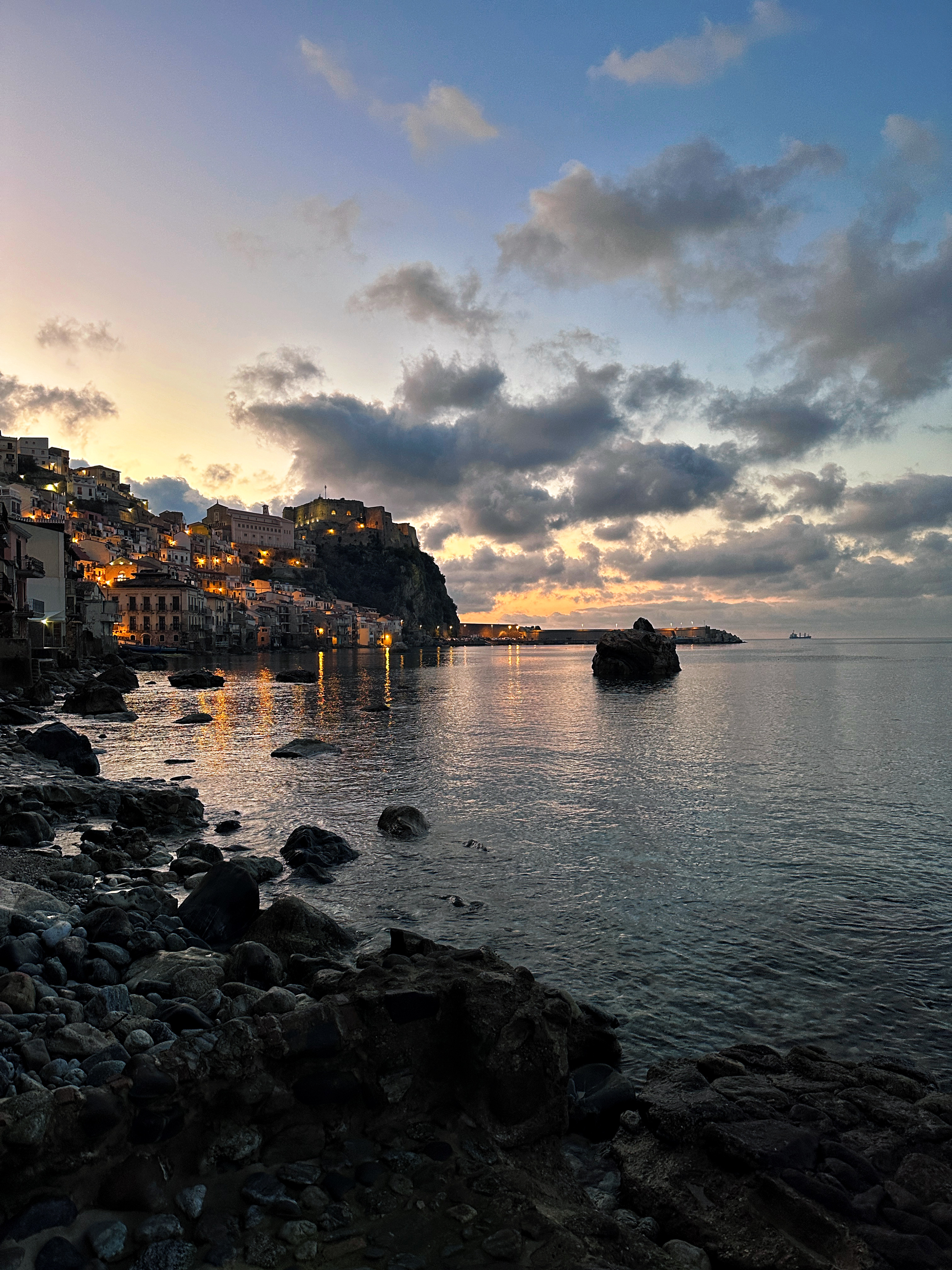 Scilla — Chianalea, il borgo dei pescatori riflesso sul mare al crepuscolo