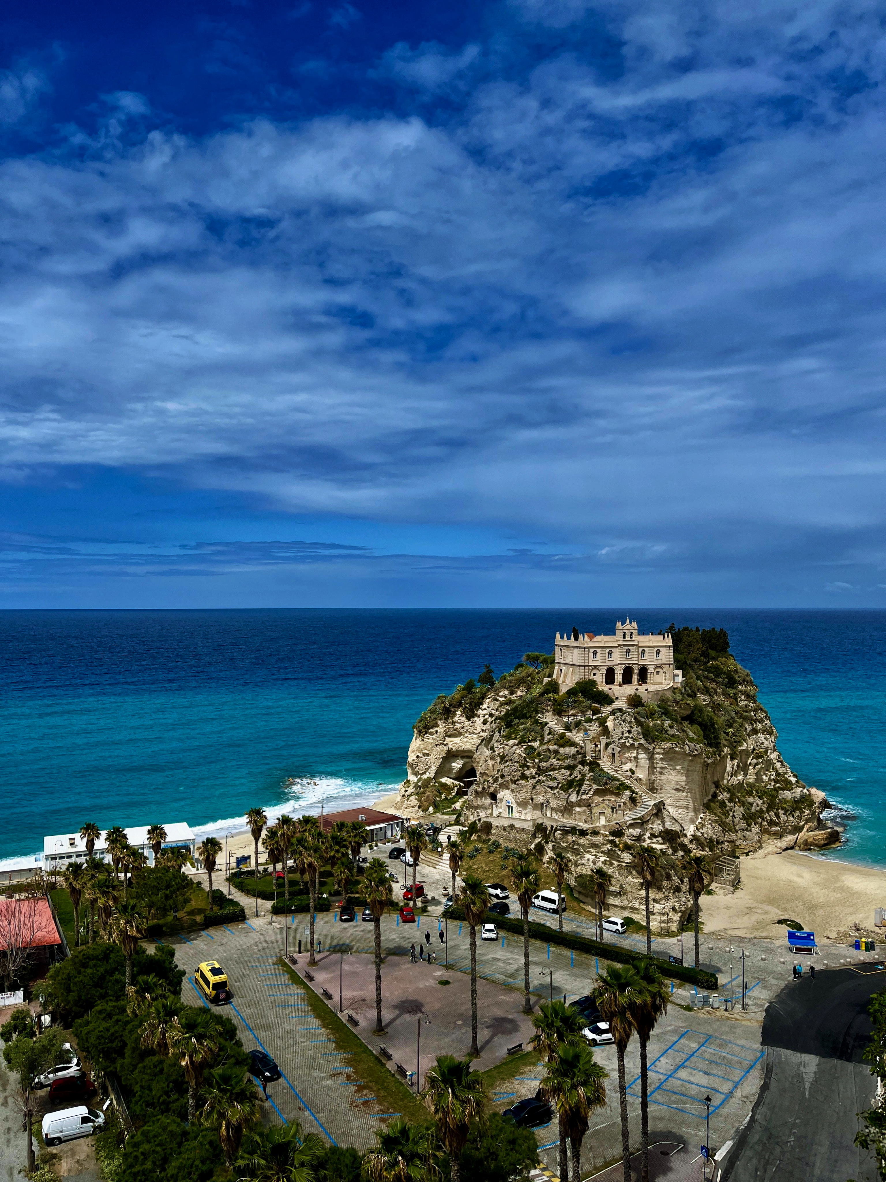 Tropea — Santa Maria dell'Isola sul promontorio con il mare turchese, Calabria